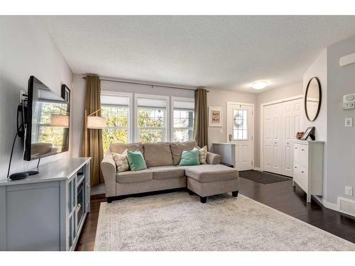 1233 New Brighton Drive Se, Calgary, AB - Indoor Photo Showing Living Room