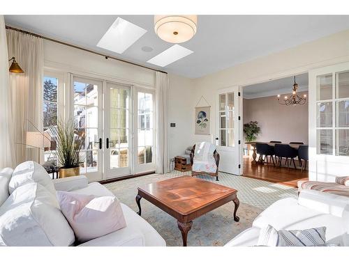 1607 42 Avenue Sw, Calgary, AB - Indoor Photo Showing Living Room