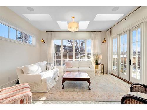 1607 42 Avenue Sw, Calgary, AB - Indoor Photo Showing Living Room