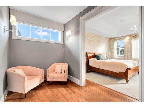 1607 42 Avenue Sw, Calgary, AB - Indoor Photo Showing Bedroom