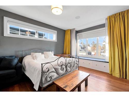 1607 42 Avenue Sw, Calgary, AB - Indoor Photo Showing Bedroom