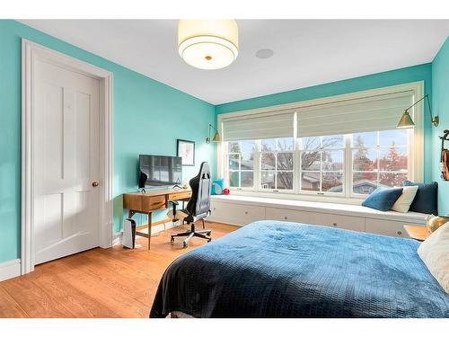 1607 42 Avenue Sw, Calgary, AB - Indoor Photo Showing Bedroom