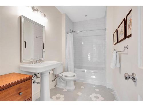 1607 42 Avenue Sw, Calgary, AB - Indoor Photo Showing Bathroom