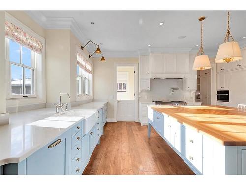 1607 42 Avenue Sw, Calgary, AB - Indoor Photo Showing Kitchen