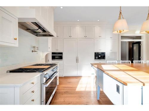 1607 42 Avenue Sw, Calgary, AB - Indoor Photo Showing Kitchen With Upgraded Kitchen