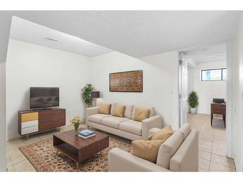 305 Templemont Place Ne, Calgary, AB - Indoor Photo Showing Living Room