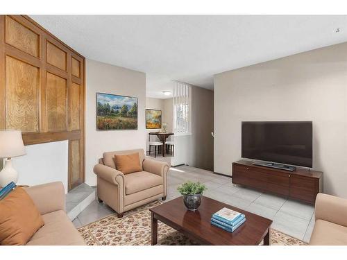 305 Templemont Place Ne, Calgary, AB - Indoor Photo Showing Living Room