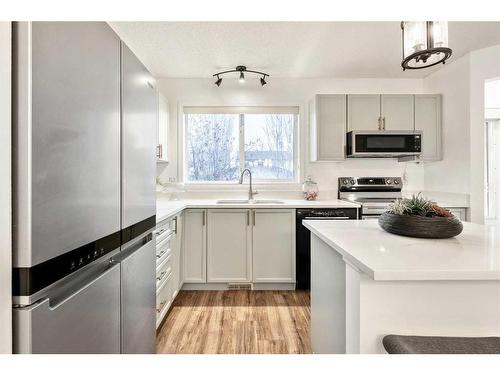 25 Elgin Mews Se, Calgary, AB - Indoor Photo Showing Kitchen With Upgraded Kitchen