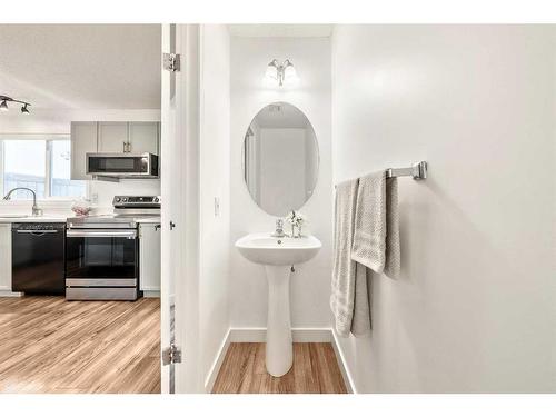 25 Elgin Mews Se, Calgary, AB - Indoor Photo Showing Kitchen