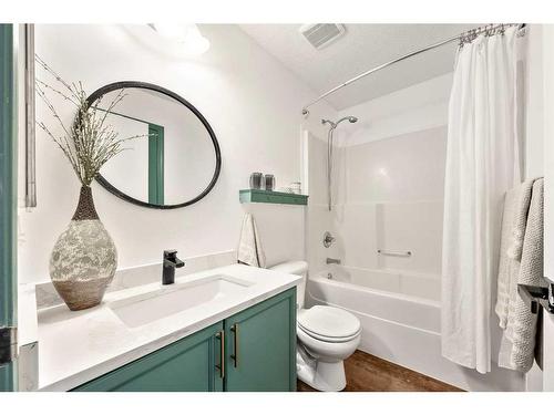 25 Elgin Mews Se, Calgary, AB - Indoor Photo Showing Bathroom