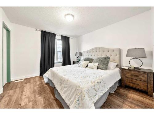 25 Elgin Mews Se, Calgary, AB - Indoor Photo Showing Bedroom