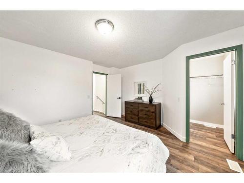 25 Elgin Mews Se, Calgary, AB - Indoor Photo Showing Bedroom