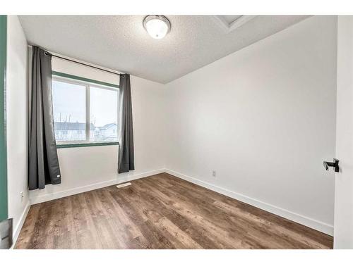 25 Elgin Mews Se, Calgary, AB - Indoor Photo Showing Other Room