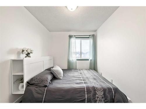 25 Elgin Mews Se, Calgary, AB - Indoor Photo Showing Bedroom