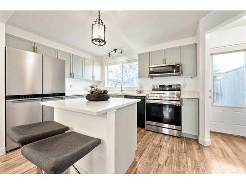 25 Elgin Mews Se, Calgary, AB - Indoor Photo Showing Kitchen