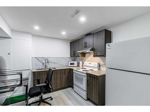 17-111 Tarawood Lane Ne, Calgary, AB - Indoor Photo Showing Kitchen