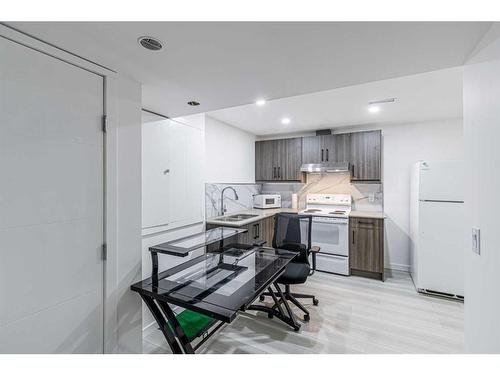 17-111 Tarawood Lane Ne, Calgary, AB - Indoor Photo Showing Kitchen