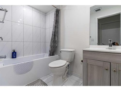 17-111 Tarawood Lane Ne, Calgary, AB - Indoor Photo Showing Bathroom