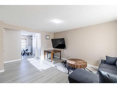 17-111 Tarawood Lane Ne, Calgary, AB - Indoor Photo Showing Living Room