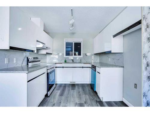 178 Martinridge Crescent Ne, Calgary, AB - Indoor Photo Showing Kitchen