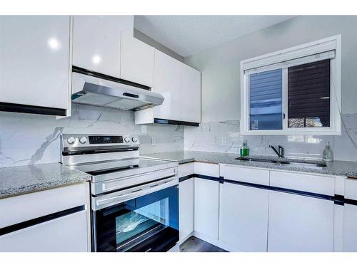 178 Martinridge Crescent Ne, Calgary, AB - Indoor Photo Showing Kitchen