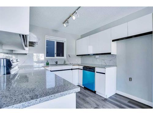 178 Martinridge Crescent Ne, Calgary, AB - Indoor Photo Showing Kitchen