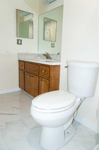 4032 Marbank Drive Ne, Calgary, AB - Indoor Photo Showing Bathroom