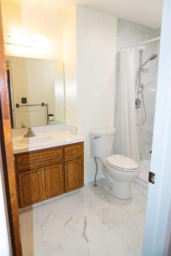 4032 Marbank Drive Ne, Calgary, AB - Indoor Photo Showing Bathroom