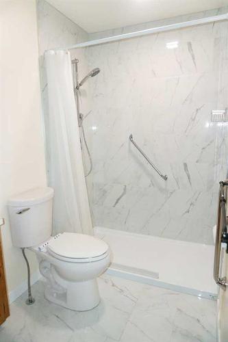 4032 Marbank Drive Ne, Calgary, AB - Indoor Photo Showing Bathroom