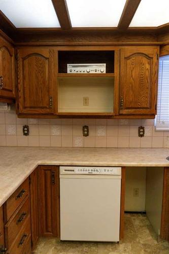 4032 Marbank Drive Ne, Calgary, AB - Indoor Photo Showing Kitchen