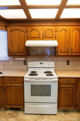 4032 Marbank Drive Ne, Calgary, AB - Indoor Photo Showing Kitchen