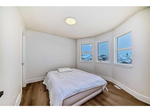 227 Saratoga Place Ne, Calgary, AB - Indoor Photo Showing Bedroom