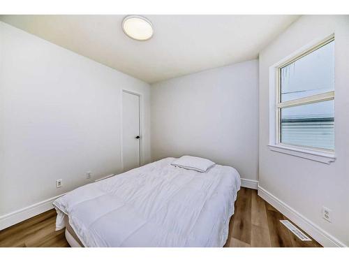 227 Saratoga Place Ne, Calgary, AB - Indoor Photo Showing Bedroom