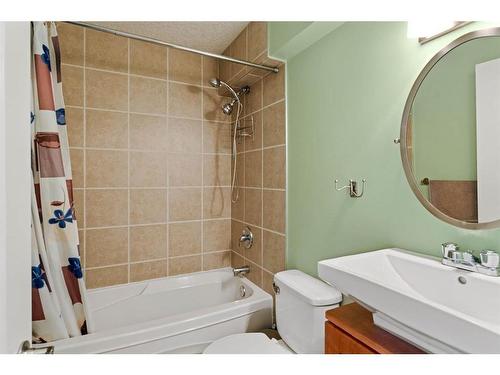 173 Everoak Circle Sw, Calgary, AB - Indoor Photo Showing Bathroom