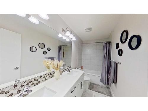 150 Yorkville Green Sw, Calgary, AB - Indoor Photo Showing Bathroom