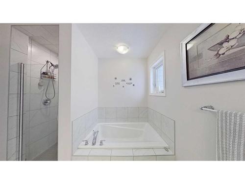 150 Yorkville Green Sw, Calgary, AB - Indoor Photo Showing Bathroom