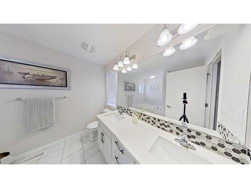 150 Yorkville Green Sw, Calgary, AB - Indoor Photo Showing Bathroom