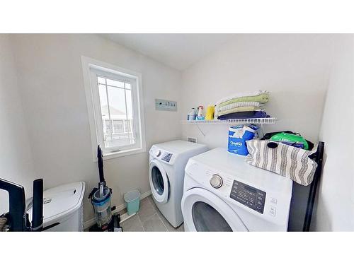 150 Yorkville Green Sw, Calgary, AB - Indoor Photo Showing Laundry Room