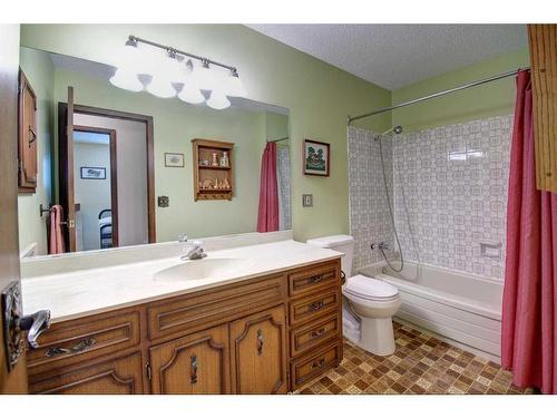 195 Silver Crest Crescent Nw, Calgary, AB - Indoor Photo Showing Bathroom