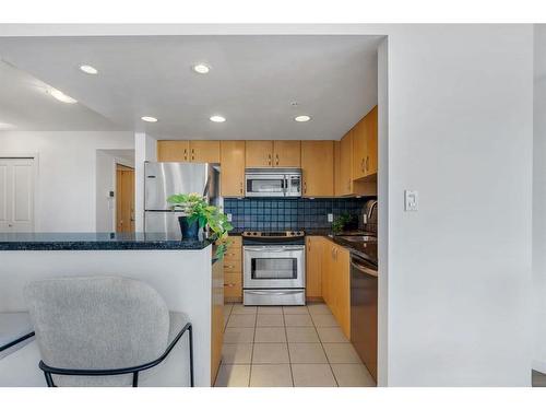 1602-1088 6 Avenue Sw, Calgary, AB - Indoor Photo Showing Kitchen