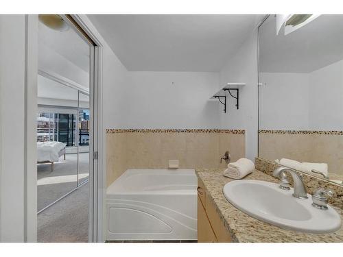 1602-1088 6 Avenue Sw, Calgary, AB - Indoor Photo Showing Bathroom