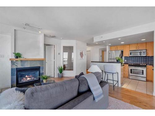 1602-1088 6 Avenue Sw, Calgary, AB - Indoor Photo Showing Living Room With Fireplace