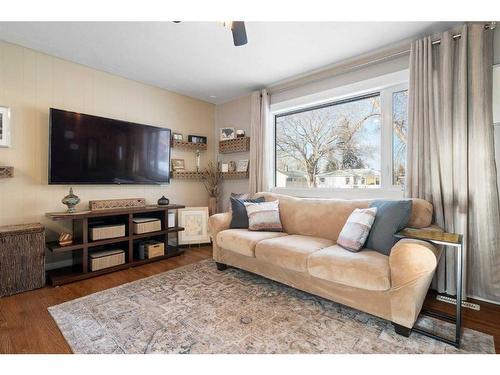 1831 62 Avenue Se, Calgary, AB - Indoor Photo Showing Living Room