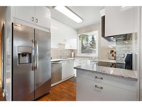 1831 62 Avenue Se, Calgary, AB - Indoor Photo Showing Kitchen With Upgraded Kitchen