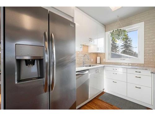 1831 62 Avenue Se, Calgary, AB - Indoor Photo Showing Kitchen