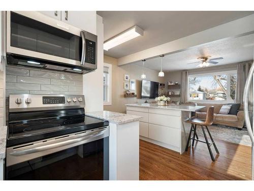 1831 62 Avenue Se, Calgary, AB - Indoor Photo Showing Kitchen