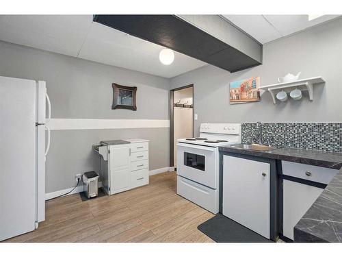 1831 62 Avenue Se, Calgary, AB - Indoor Photo Showing Kitchen