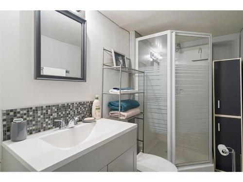 1831 62 Avenue Se, Calgary, AB - Indoor Photo Showing Bathroom