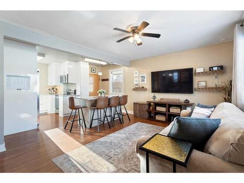 1831 62 Avenue Se, Calgary, AB - Indoor Photo Showing Living Room