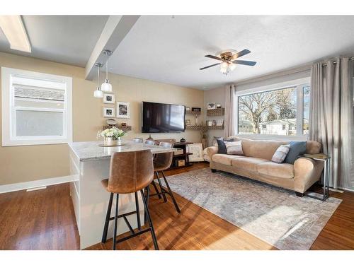 1831 62 Avenue Se, Calgary, AB - Indoor Photo Showing Living Room